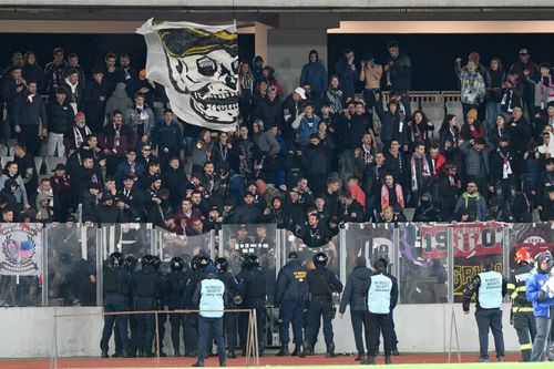 Ultrașii lui U Cluj, păziți de jandarmi la derby-ul cu CFR/ FOTO: Imago Images