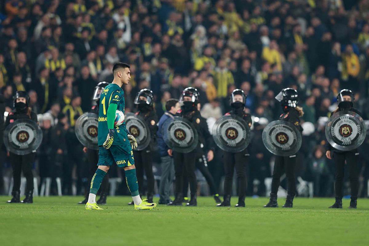 Teroare la Fenerbahce - Galatasaray » 3 „roșii” în prelungiri, Mourinho l-a lovit pe Buruk, mii de jandarmi au intervenit în forță! Scene de război