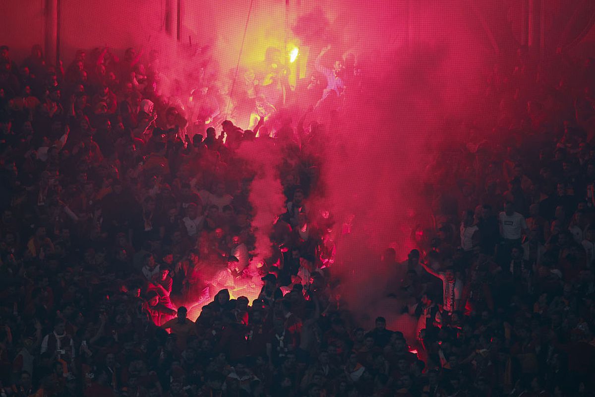 Teroare la Fenerbahce - Galatasaray » 3 „roșii” în prelungiri, Mourinho l-a lovit pe Buruk, mii de jandarmi au intervenit în forță! Scene de război