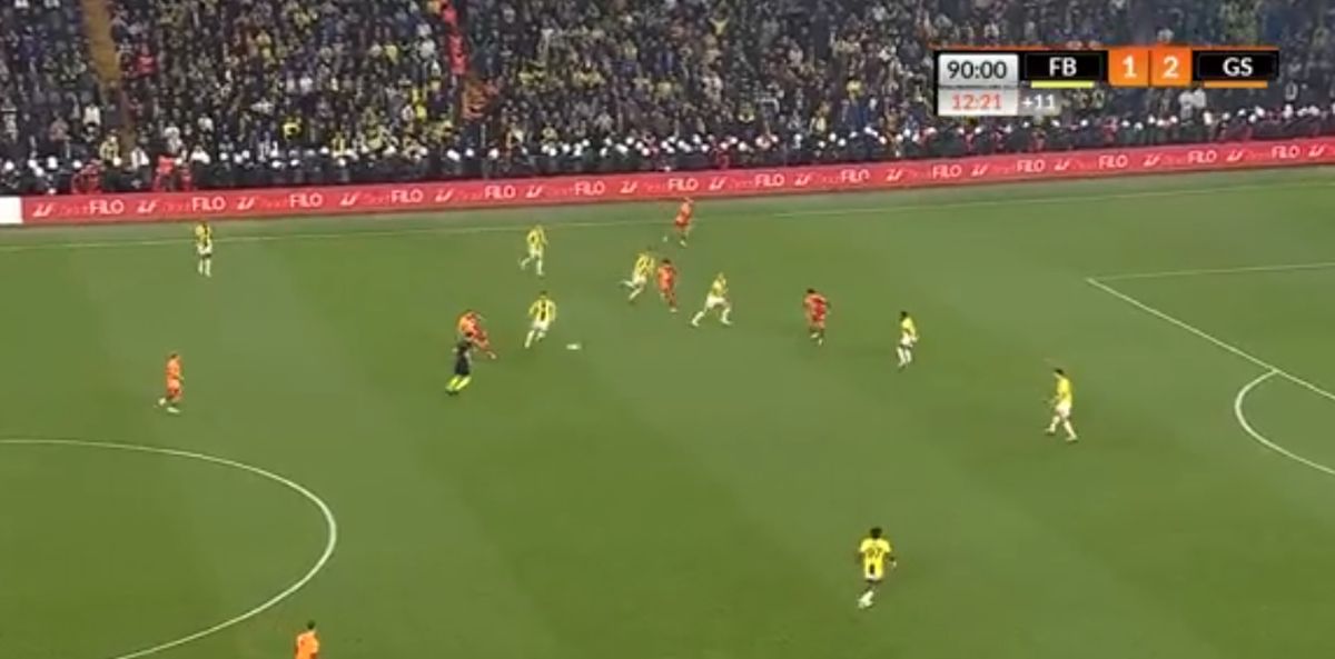 Teroare la Fenerbahce - Galatasaray » 3 „roșii” în prelungiri, Mourinho l-a lovit pe Buruk, mii de jandarmi au intervenit în forță! Scene de război