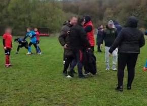 Scene șocante la un meci de fotbal din România » O jucătoare în vârstă de 14 ani, bătută de mama unui adversar chiar pe teren
