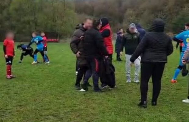 Scene șocante la un meci de fotbal din România » O jucătoare în vârstă de 14 ani, bătută de mama unui adversar chiar pe teren