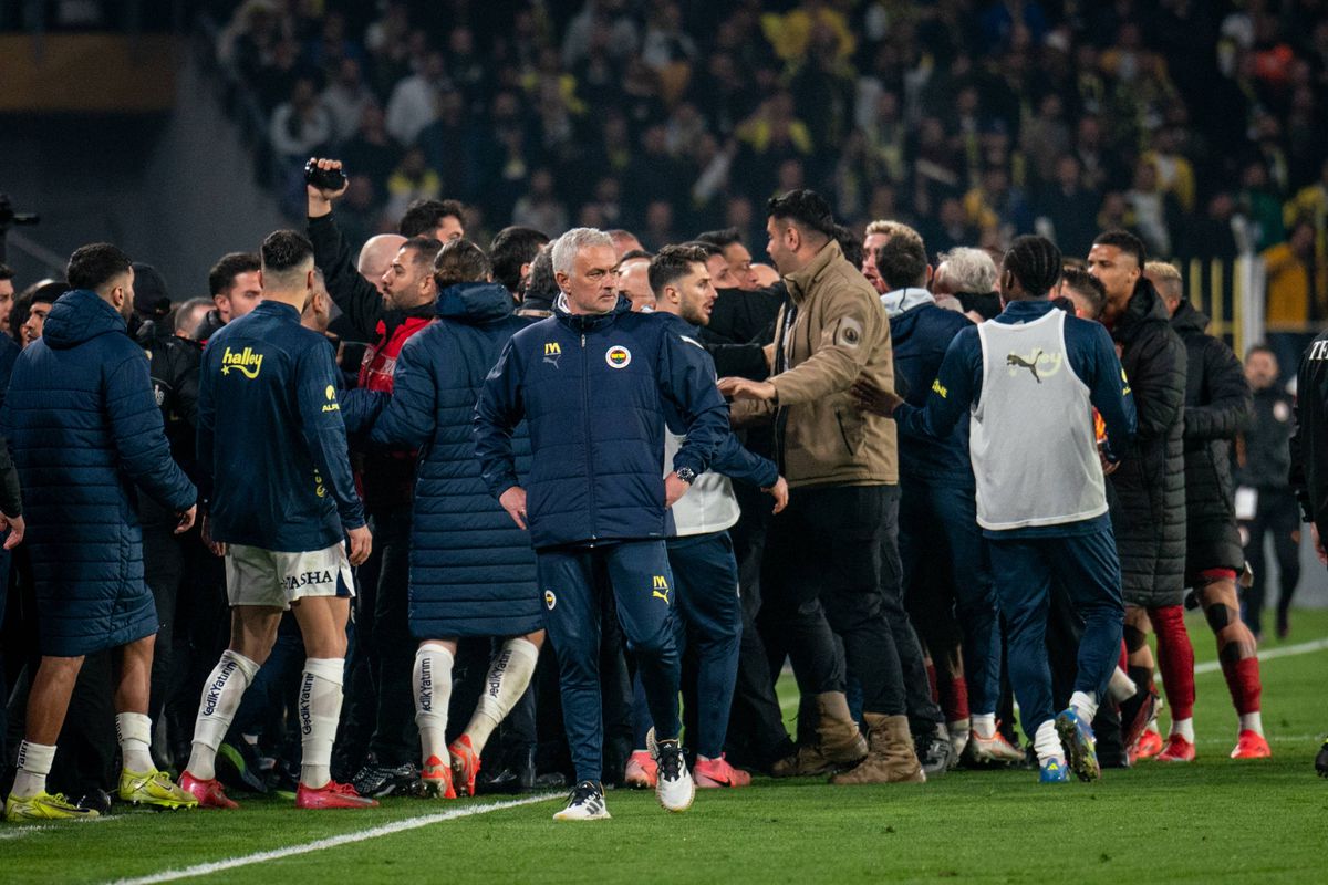 Fenerbache - Galatasaray, derby cu scandal în Turcia