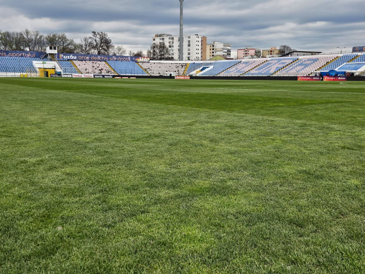 Șumudică n-a scăpat de marea temere! Cum arată gazonul de la Buzău, cu o oră înainte de Metalul - Rapid