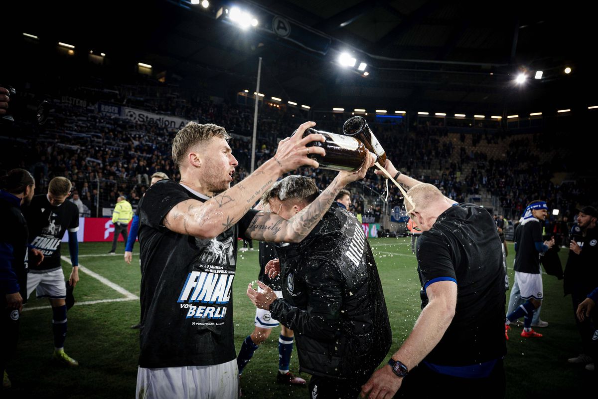 Vedeta lui Leverkusen a urcat în peluză printre ultrașii furioși, după umilința din Cupă! Echipa lui Xabi Alonso, eliminată de Liga a 3-a!