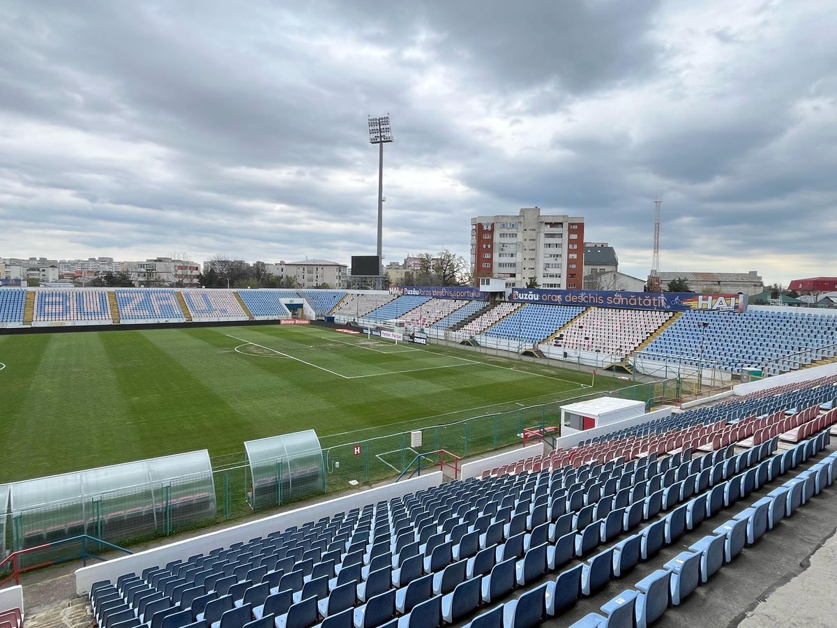 Așa se prezintă starea gazonului, cu 2 ore și jumătate înainte de Metalul Buzau - Rapid. Foto: GSP