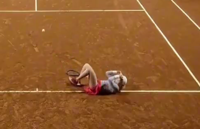 Scene dramatice în timpul meciului, s-a prăbușit când se pregătea să servească » Jucătoarea suferă de o afecțiune rară