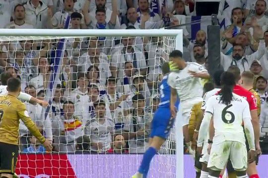 Faza la care arbitrul Alberola Rojas nu a fluierat penalty, după ce Alex Remiro îl lovește pe Jude Bellingham în careul mic / Foto: Captură TV