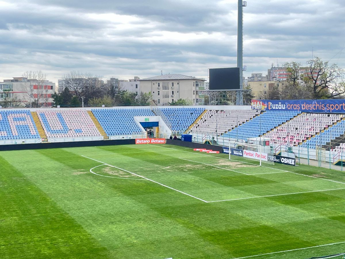 Așa se prezintă starea gazonului, cu 2 ore și jumătate înainte de Metalul Buzau - Rapid. Foto: GSP