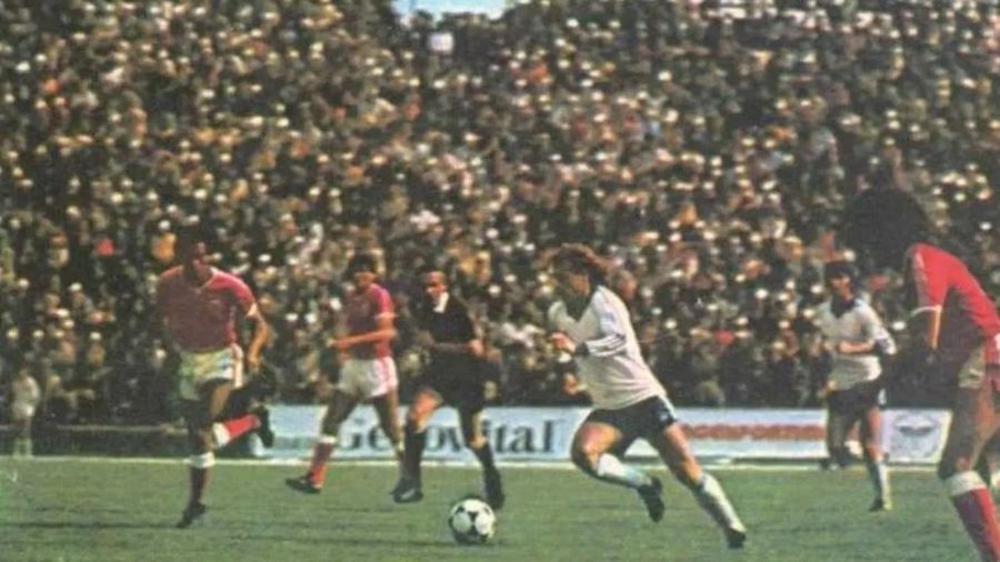 Universitatea Craiova - Benfica 1-1 (0-0, în tur - semifinalele Cupei UEFA, sezon 1983-1984) „Am fost la blestematul ăla de meci!” » Adrian Cioroianu, mărturii de colecție despre „Craiova Maxima” și prăbușirea unei ere: „Erau zeii orașului!”