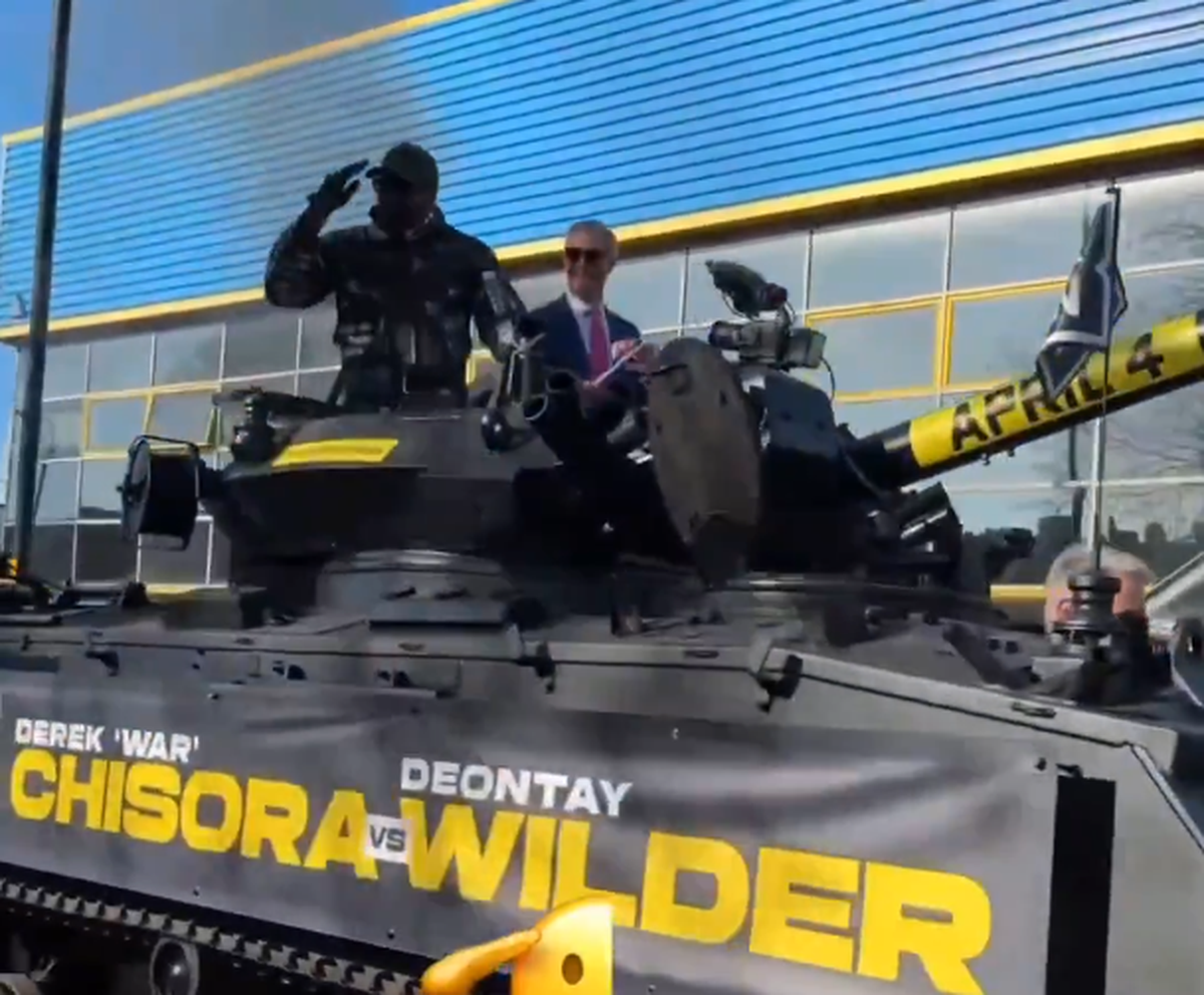 Apariție... altfel: celebrul boxer a venit cu tancul la conferința dinaintea ultimului meci