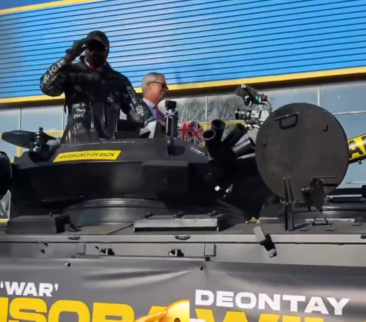 Apariție... altfel: celebrul boxer a venit cu tancul la conferința dinaintea ultimului meci