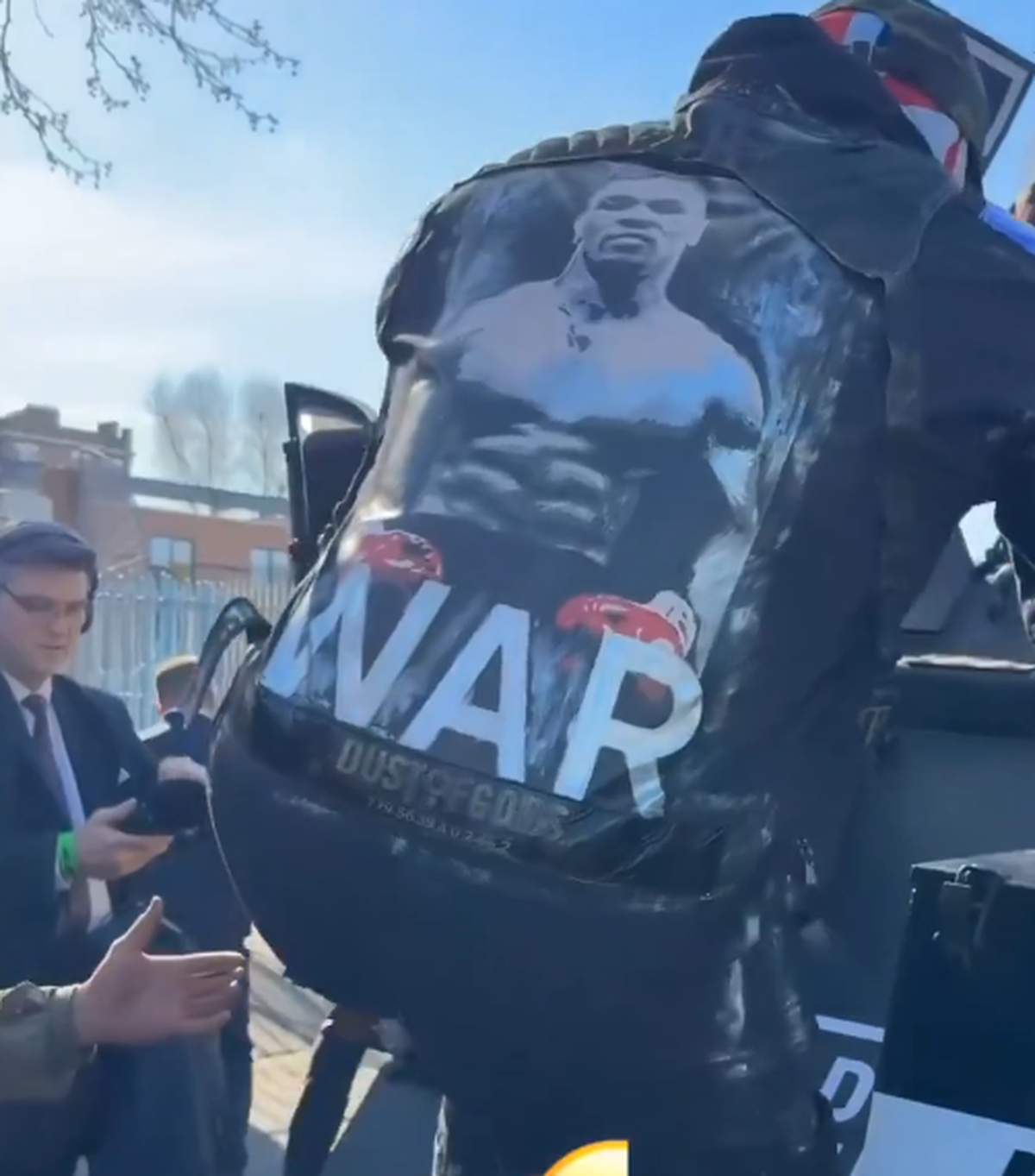 Apariție... altfel: celebrul boxer a venit cu tancul la conferința dinaintea ultimului meci