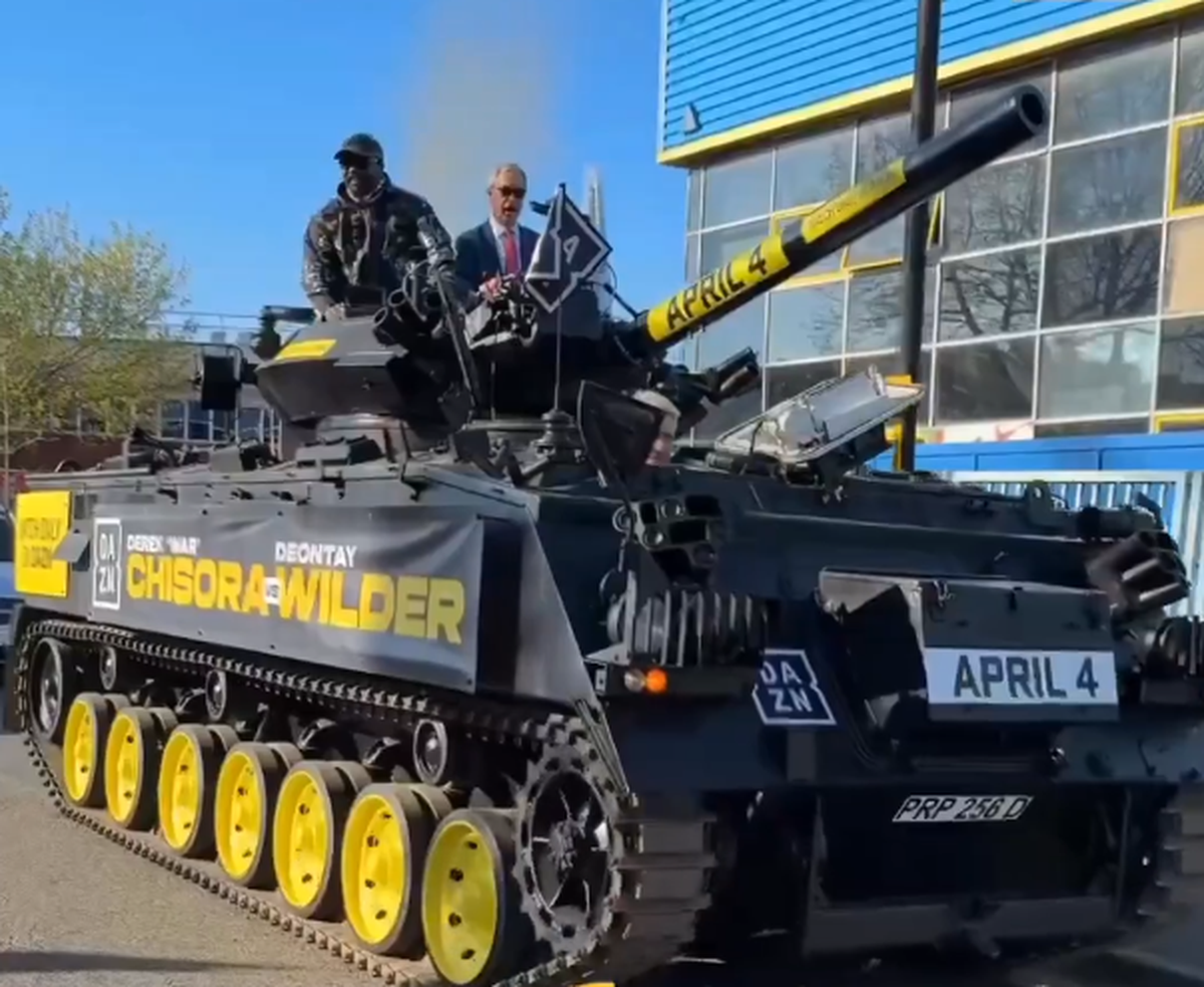 Derek Chisora a venit cu tancul la conferință