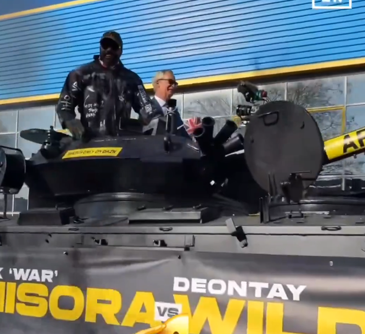 Apariție... altfel: celebrul boxer a venit cu tancul la conferința dinaintea ultimului meci