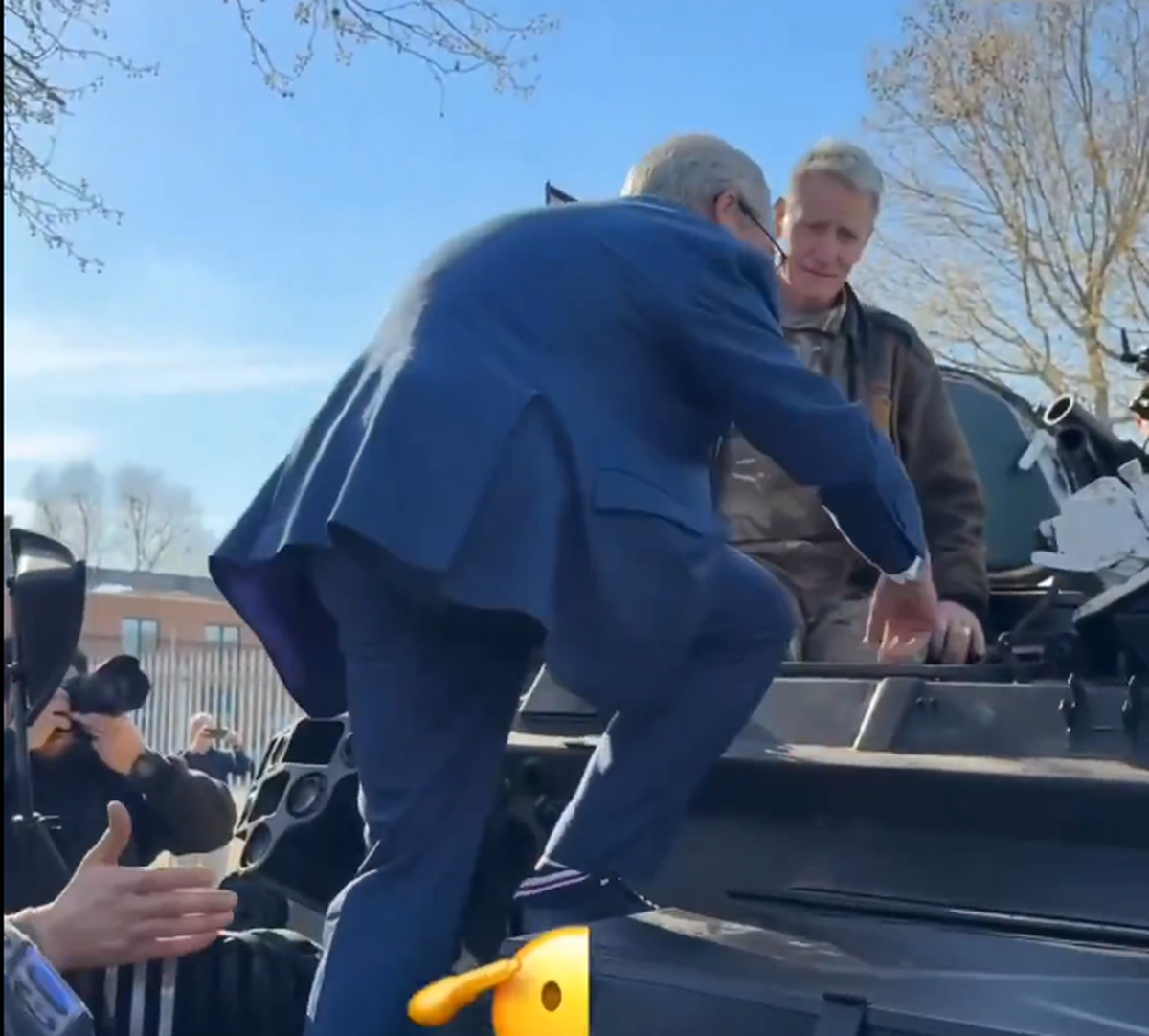 Apariție... altfel: celebrul boxer a venit cu tancul la conferința dinaintea ultimului meci