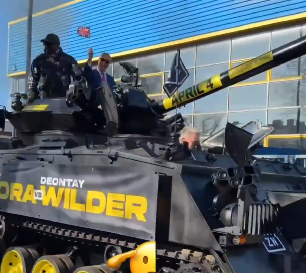 Derek Chisora a venit cu tancul la conferință