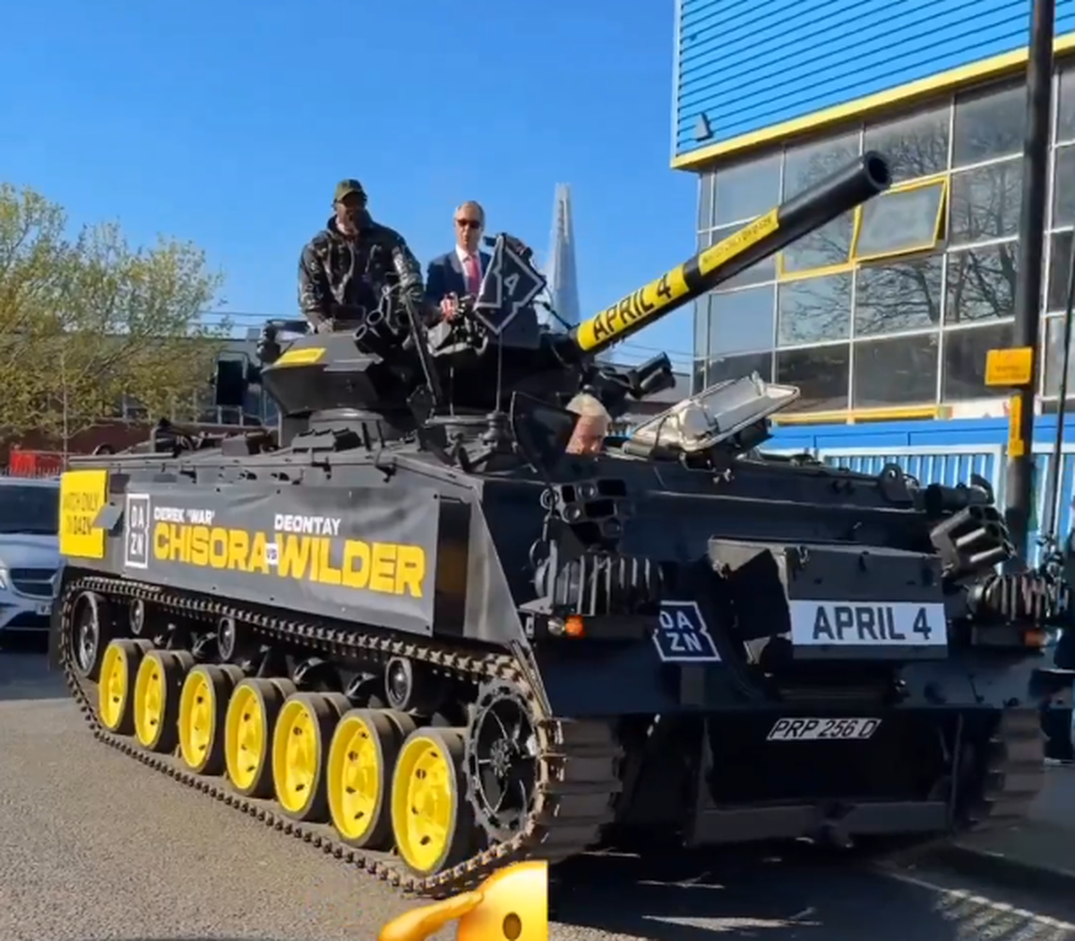 Derek Chisora a venit cu tancul la conferință