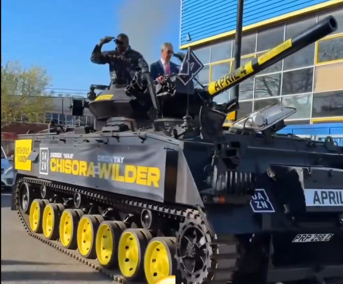 Apariție... altfel: celebrul boxer a venit cu tancul la conferința dinaintea ultimului meci