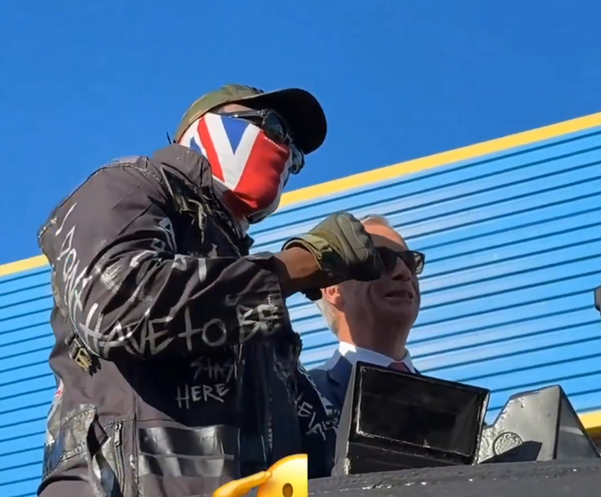 Apariție... altfel: celebrul boxer a venit cu tancul la conferința dinaintea ultimului meci