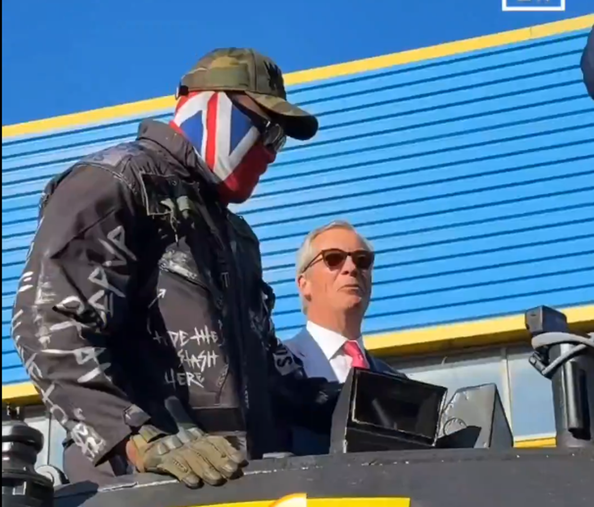 Apariție... altfel: celebrul boxer a venit cu tancul la conferința dinaintea ultimului meci