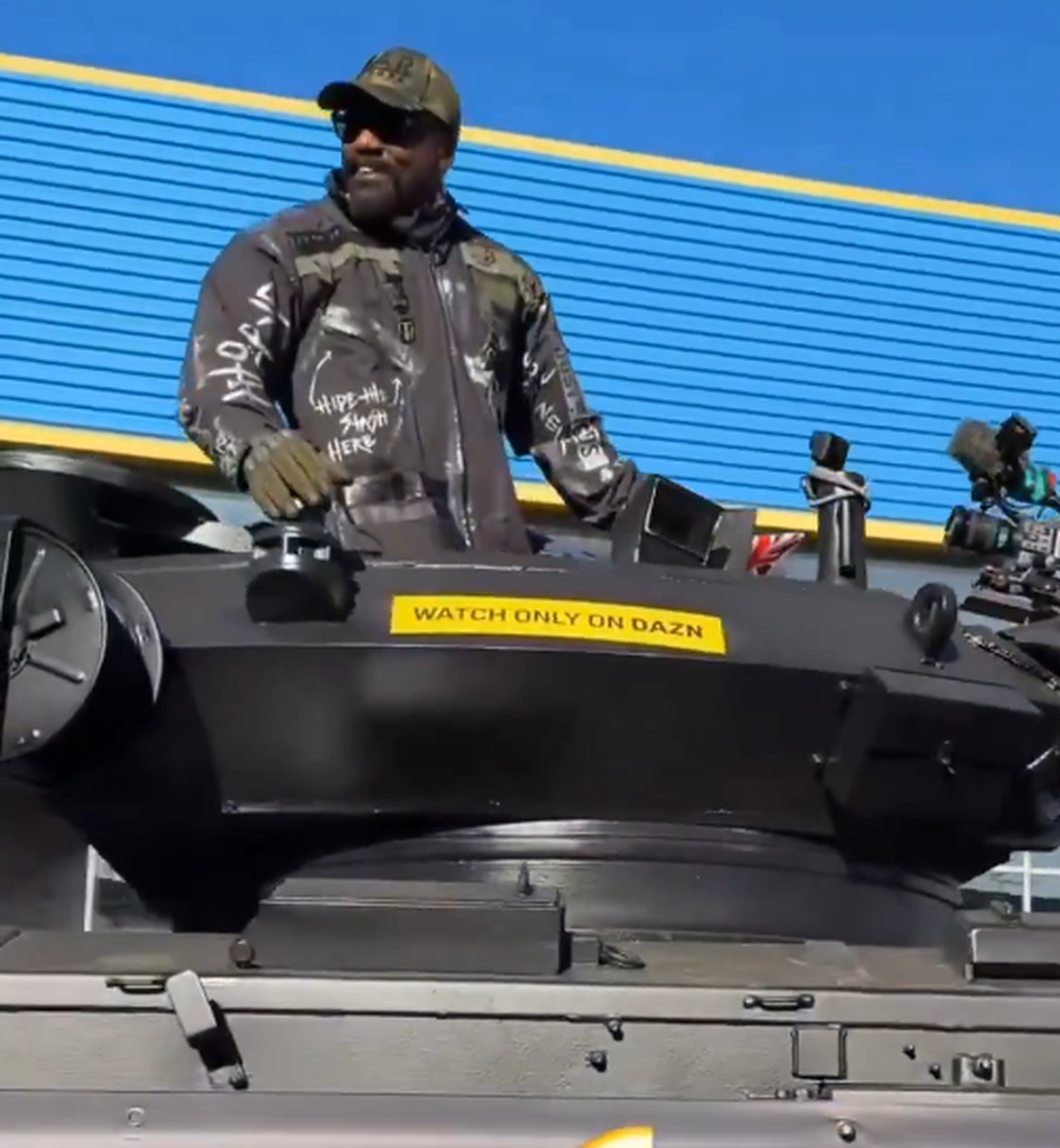 Apariție... altfel: celebrul boxer a venit cu tancul la conferința dinaintea ultimului meci