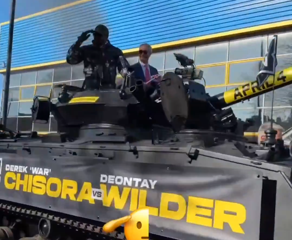 Derek Chisora a venit cu tancul la conferință