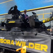 Derek Chisora a venit cu tancul la conferință // Captură DAZN