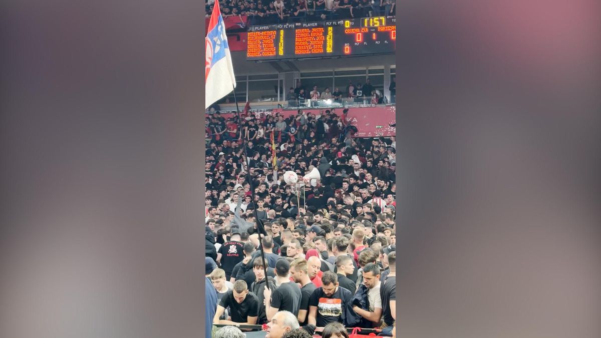 Au folosit curele, torțe și pumni » Haos în interiorul arenei