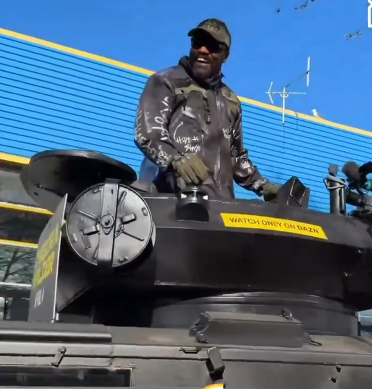 Apariție... altfel: celebrul boxer a venit cu tancul la conferința dinaintea ultimului meci