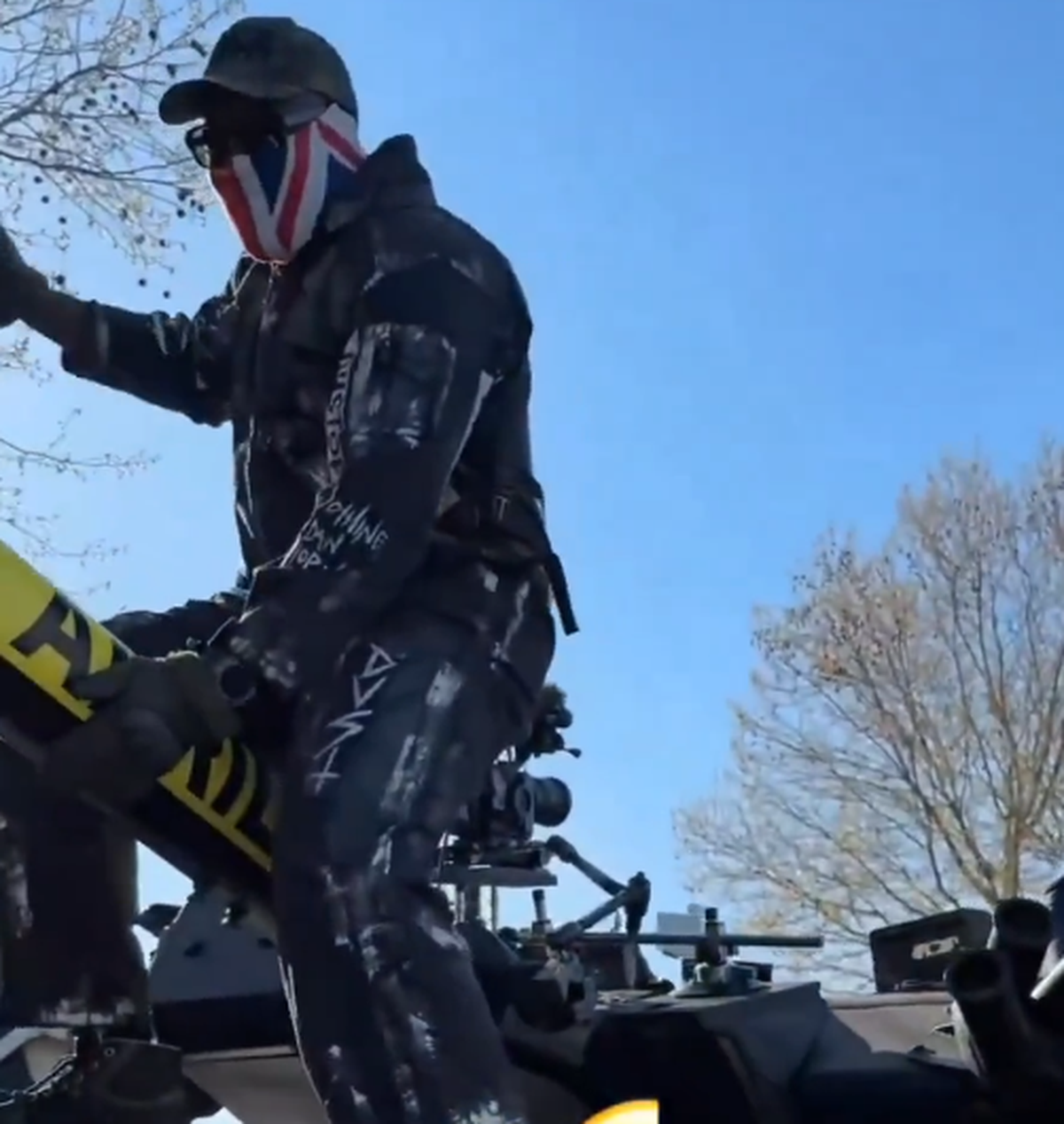 Apariție... altfel: celebrul boxer a venit cu tancul la conferința dinaintea ultimului meci