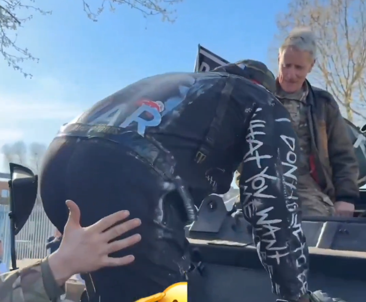 Apariție... altfel: celebrul boxer a venit cu tancul la conferința dinaintea ultimului meci