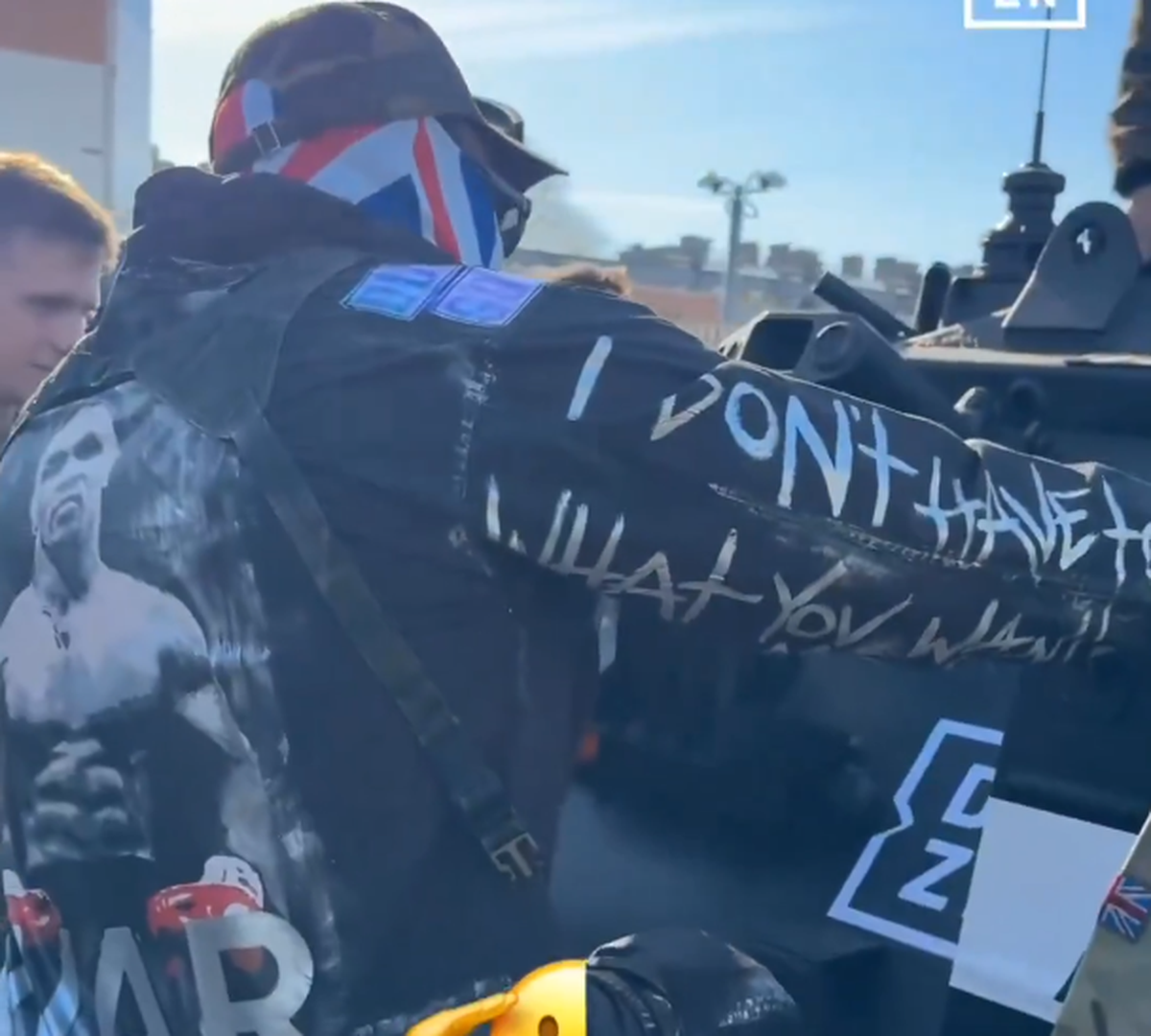 Apariție... altfel: celebrul boxer a venit cu tancul la conferința dinaintea ultimului meci