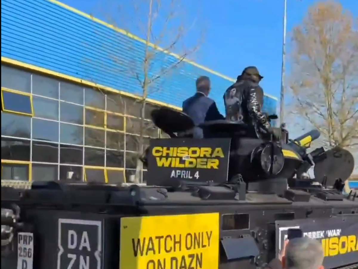 Apariție... altfel: celebrul boxer a venit cu tancul la conferința dinaintea ultimului meci