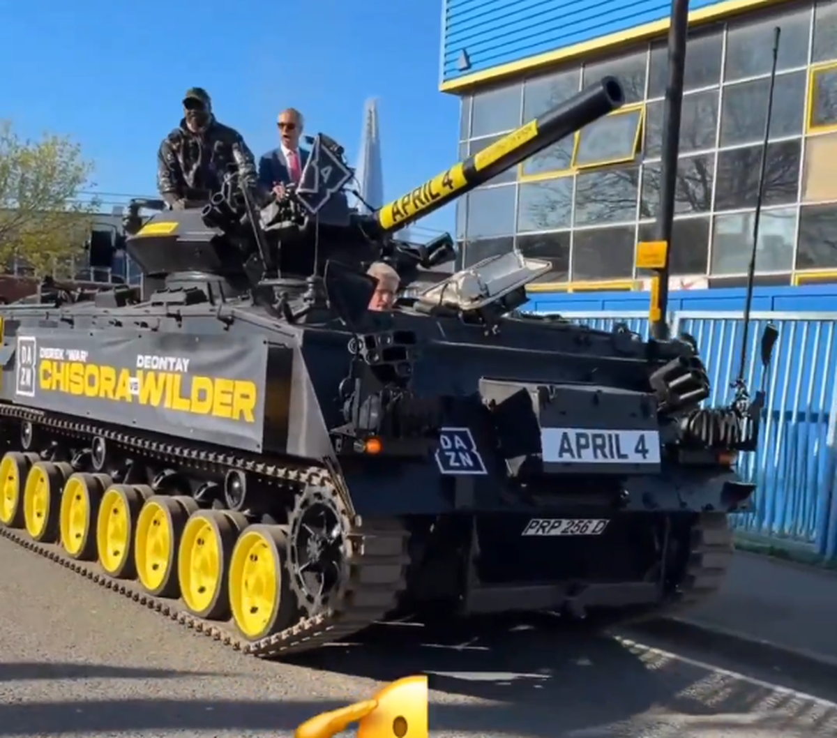 Apariție... altfel: celebrul boxer a venit cu tancul la conferința dinaintea ultimului meci