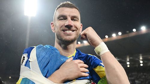 Edin Dzeko, cu brațul bandajat, sărbătorește calificarea naționalei Bosniei la Mondialul 2026