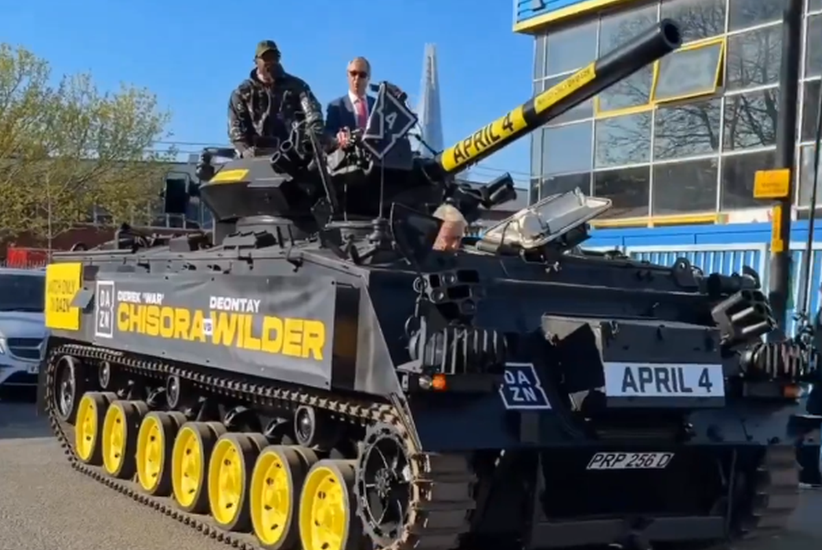 Apariție... altfel: celebrul boxer a venit cu tancul la conferința dinaintea ultimului meci