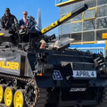 Derek Chisora a venit cu tancul la conferință // Captură DAZN