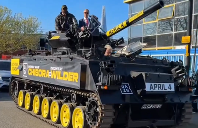 Apariție... altfel: celebrul boxer a venit cu tancul la conferința dinaintea ultimului meci