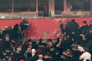 Bătaie între ultrași la derby-ul Steaua Roșie Belgrad - Partizan: curele, pumni și torțe în interiorul arenei