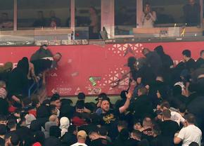 Au folosit curele, torțe și pumni » Haos în interiorul arenei
