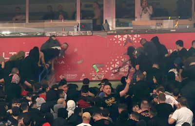 Au folosit curele, torțe și pumni » Haos în interiorul arenei