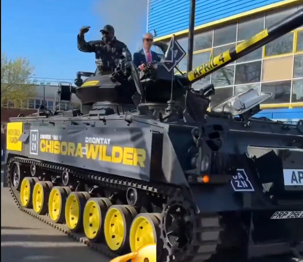 Apariție... altfel: celebrul boxer a venit cu tancul la conferința dinaintea ultimului meci