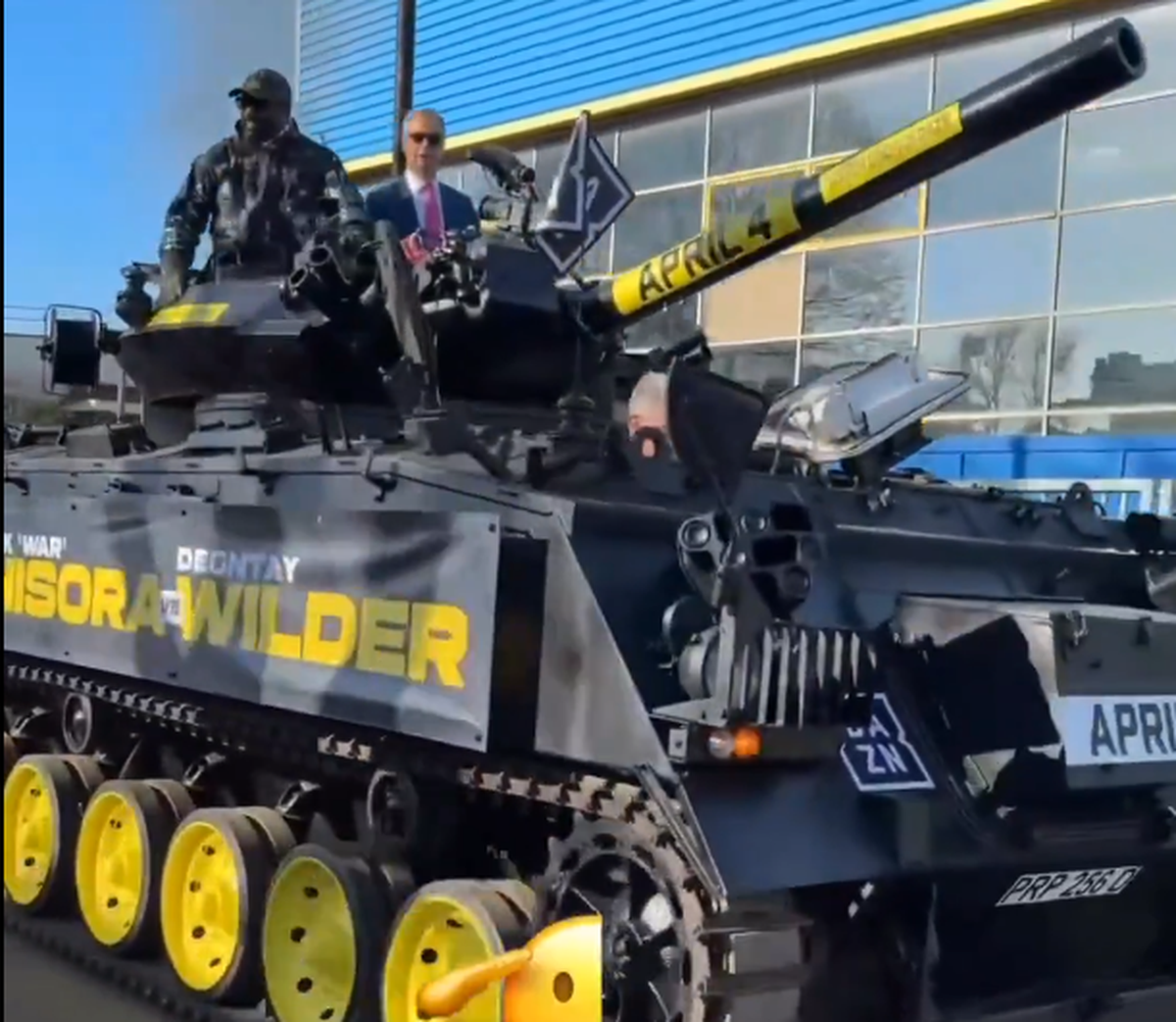 Apariție... altfel: celebrul boxer a venit cu tancul la conferința dinaintea ultimului meci