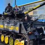 Derek Chisora a venit cu tancul la conferință // Captură DAZN