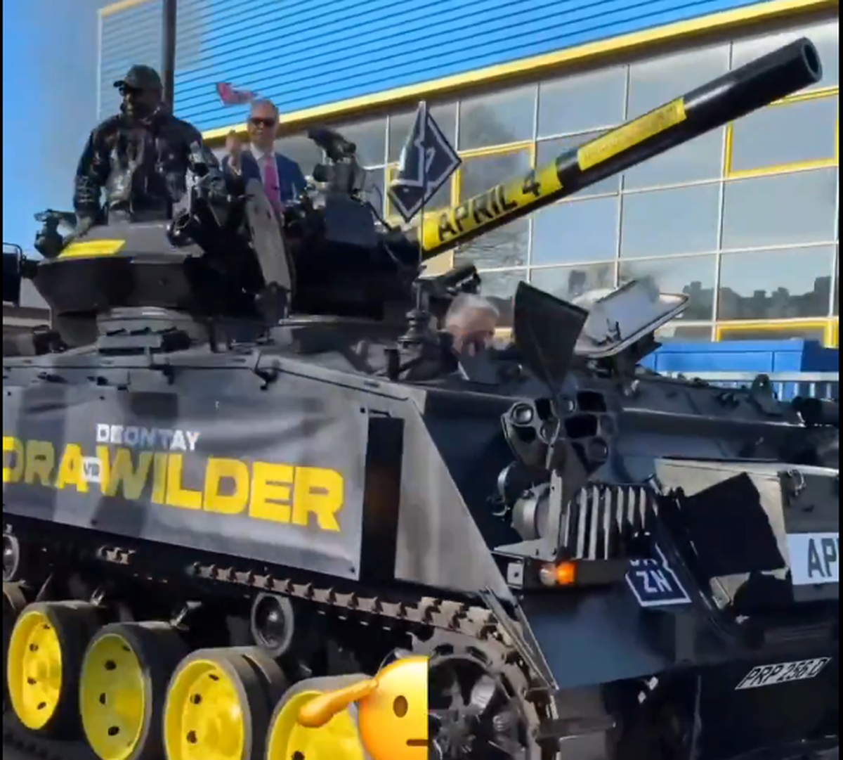 Apariție... altfel: celebrul boxer a venit cu tancul la conferința dinaintea ultimului meci