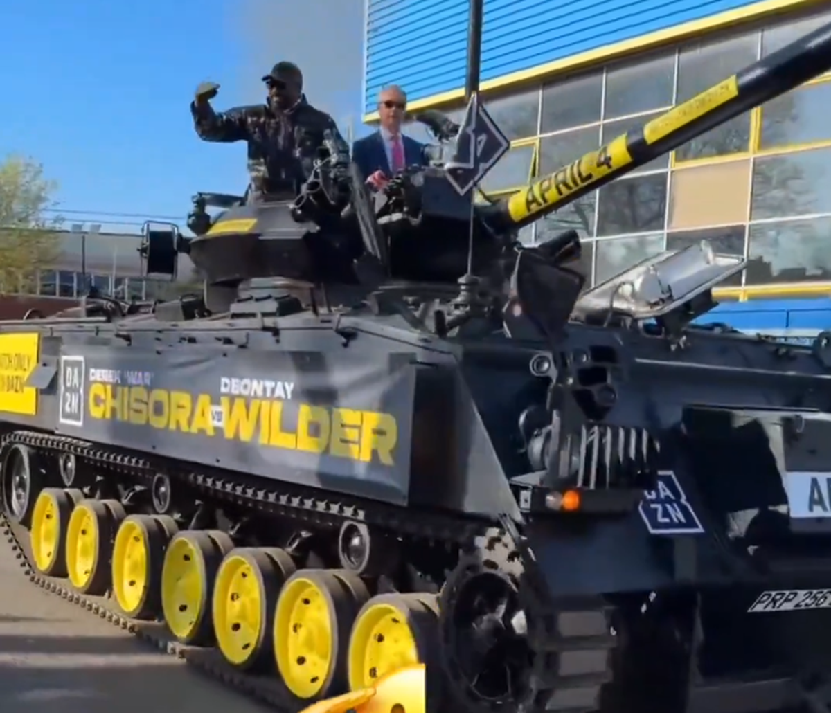 Apariție... altfel: celebrul boxer a venit cu tancul la conferința dinaintea ultimului meci