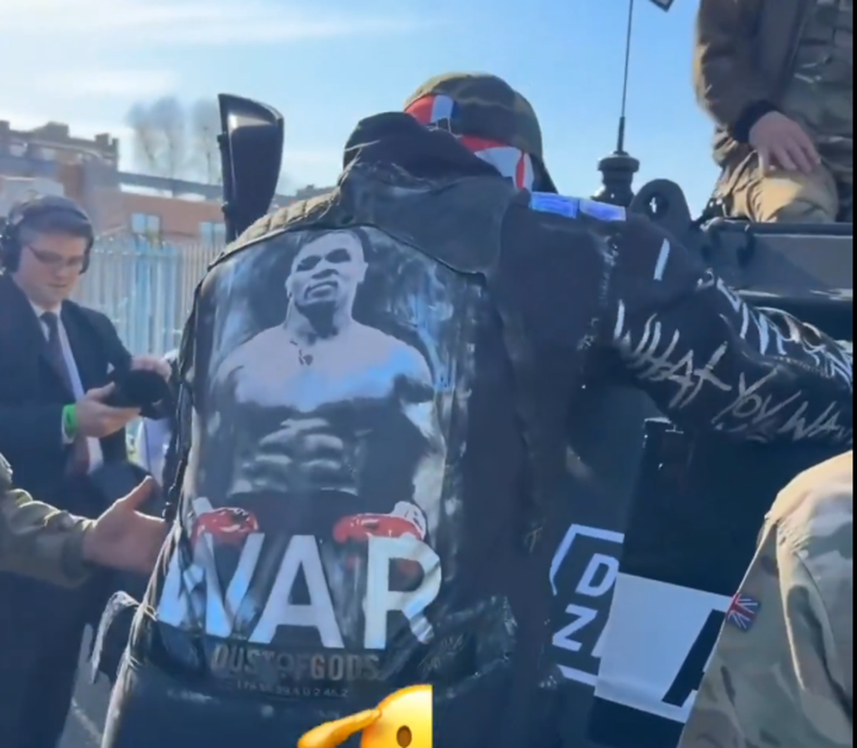 Derek Chisora a venit cu tancul la conferință