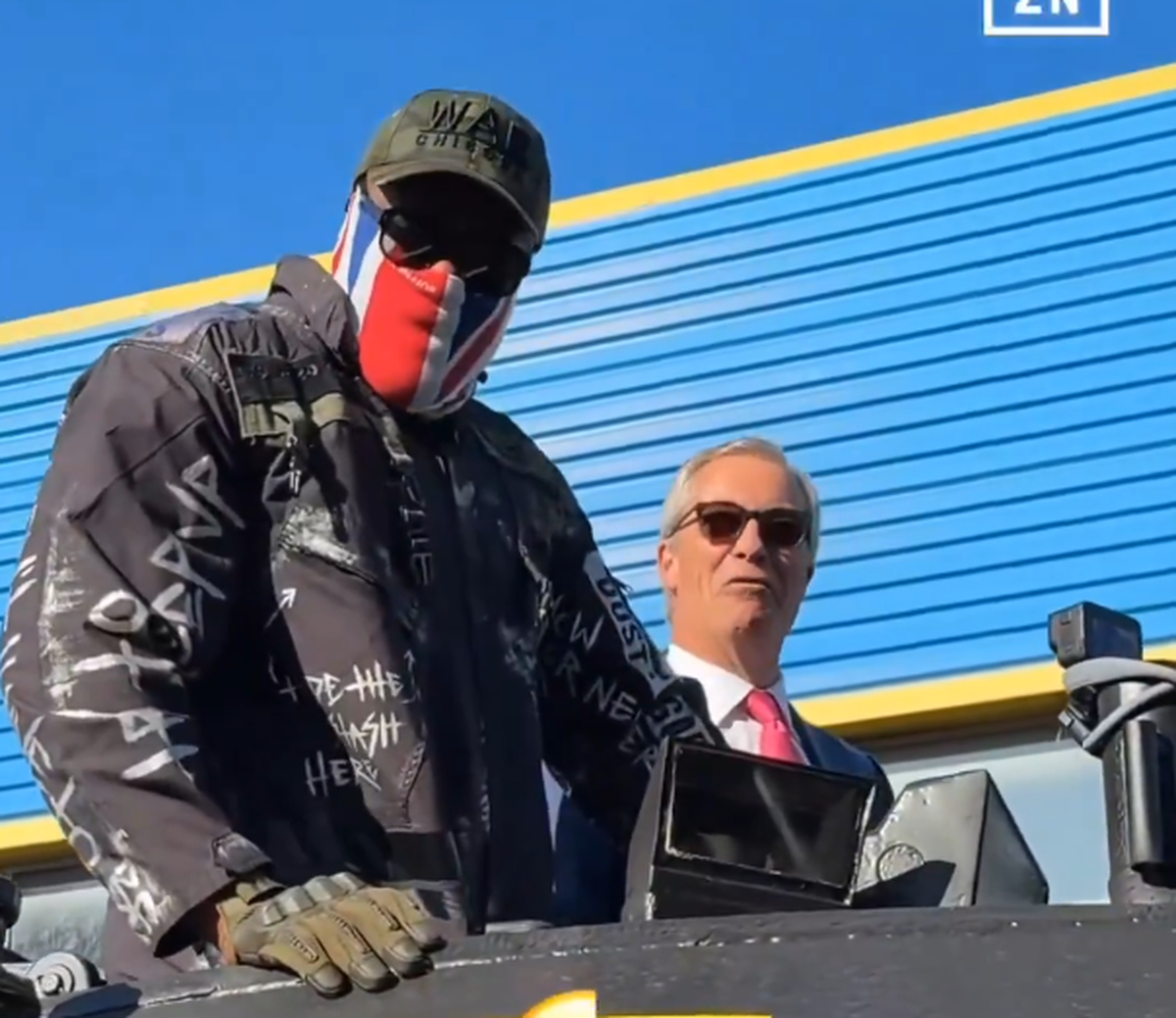 Apariție... altfel: celebrul boxer a venit cu tancul la conferința dinaintea ultimului meci