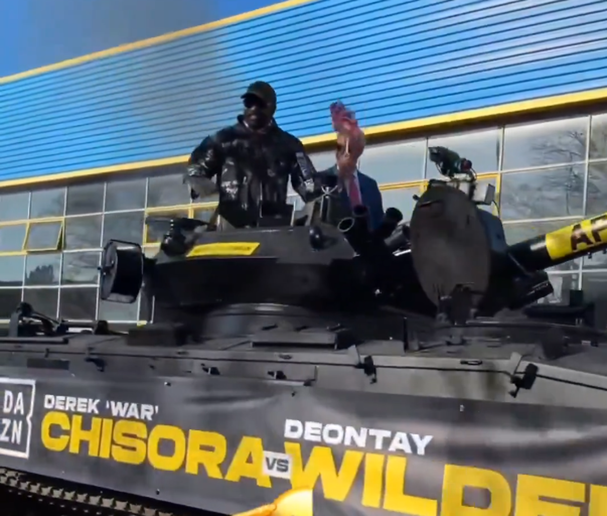 Apariție... altfel: celebrul boxer a venit cu tancul la conferința dinaintea ultimului meci